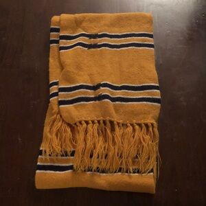🛍️ Men’s Striped Yellow and Black Scarf